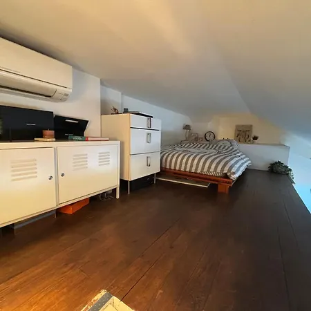 Cosy Rooftop Centre Apartment *